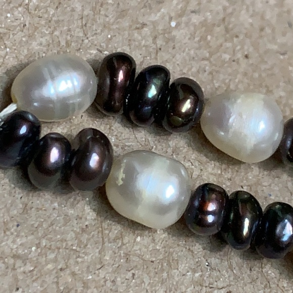 Lovely vintage two toned double strand genuine pearl necklace. - Picture 15 of 17